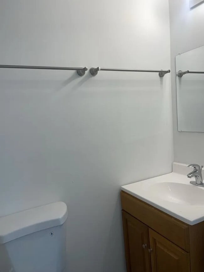 Building Photo - 3 Bedroom 2 Bathroom