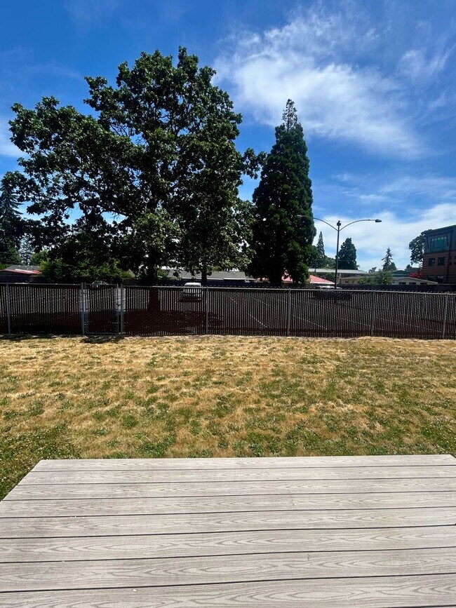 Building Photo - Three Bedroom Home (NE Salem)- W/D Hookup & Fenced Backyard