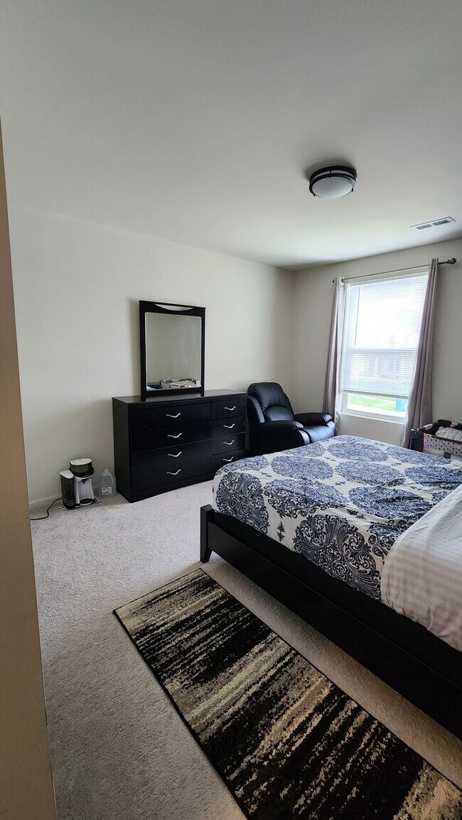 Building Photo - Spacious 4 Beds 3 Baths in Shelbyville