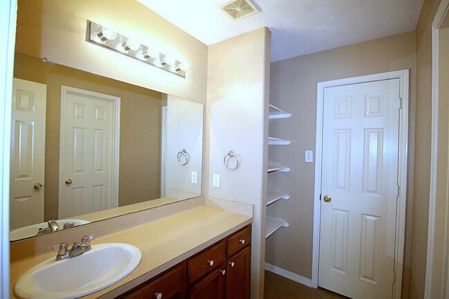 Building Photo - 21139 Kenswick Meadows Ct