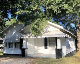 Building Photo - Cute 2 Bed/1 Bath HOUSE w/ yard!!