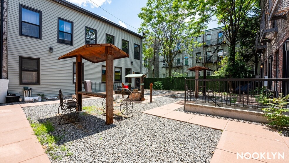 Building Photo - 18-15 Putnam Ave