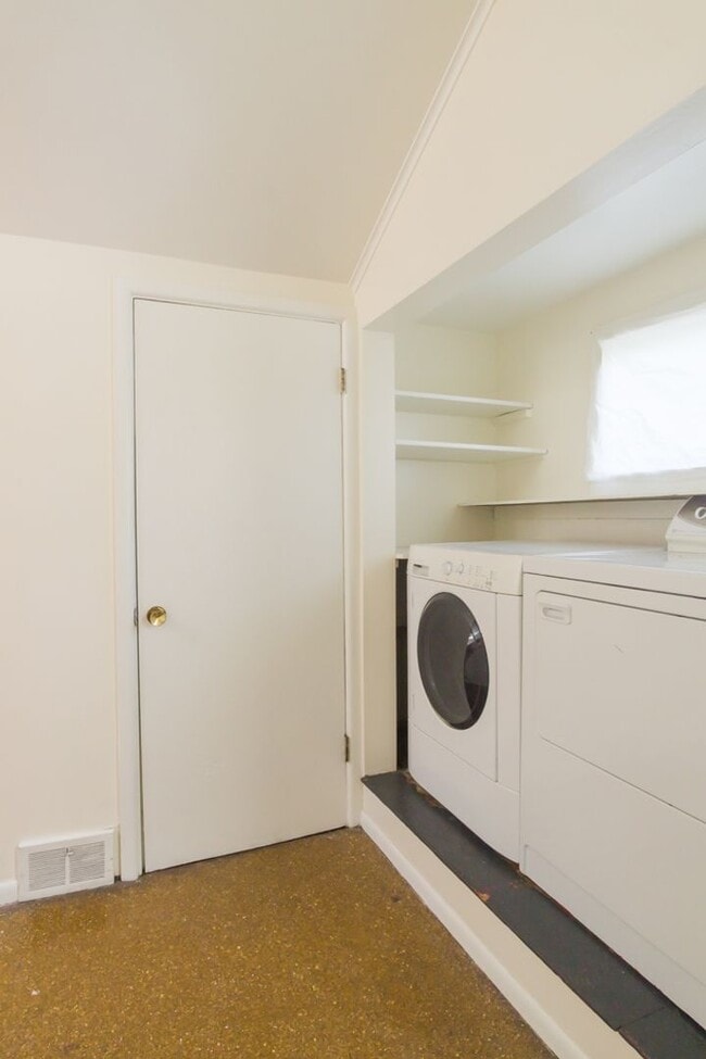 Building Photo - 2bd/1ba Seattle Home