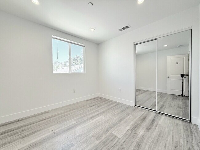 Building Photo - 829 E 74th St