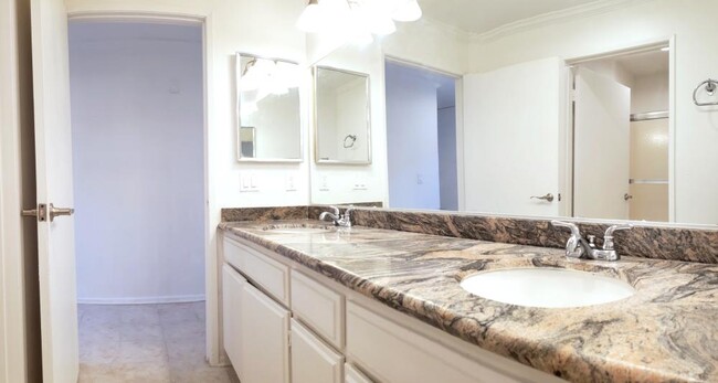 Building Photo - 2 bedroom in North Hollywood CA 91601