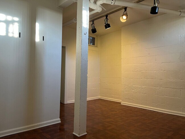 Building Photo - Large Affordable Basement Apartment