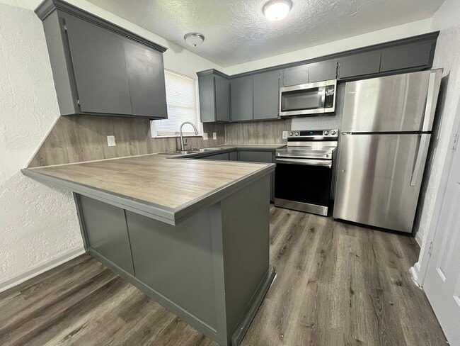 Building Photo - 1413 NW Ozmun Ave