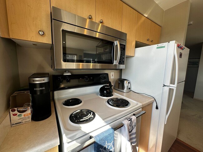 Building Photo - Fully Furnished Downtown Everett Condo wit...