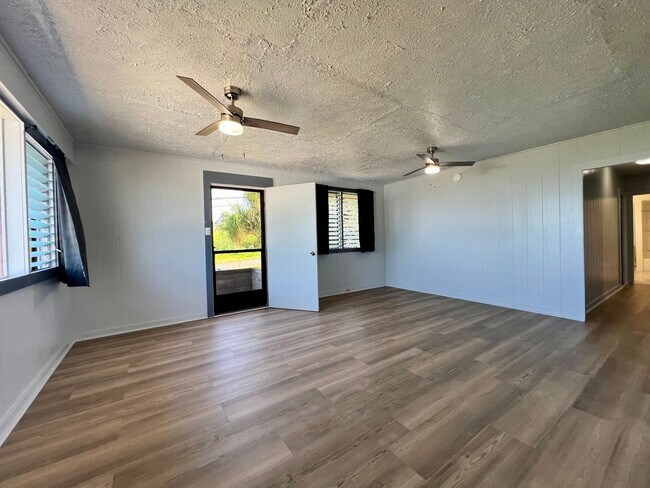 Building Photo - 3 bedroom 1.5 bath in South Kona with a covered carport