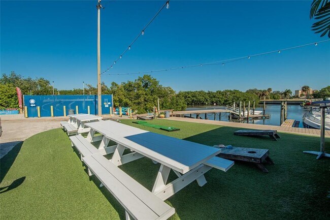 Building Photo - 2900 Cove Cay Dr