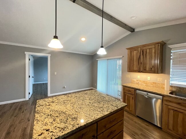 Building Photo - 3 bedroom 2 bathroom home located in Rathdrum