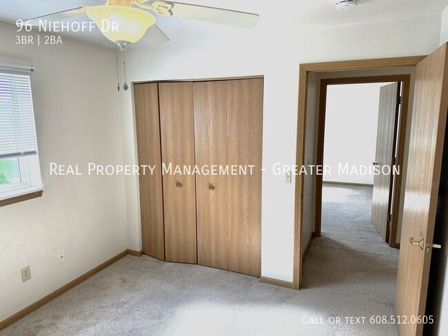 Building Photo - Large 3 bedroom with 2 full baths and an a...