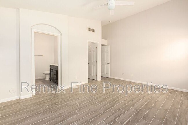 Building Photo - 1851 E Carla Vista Dr