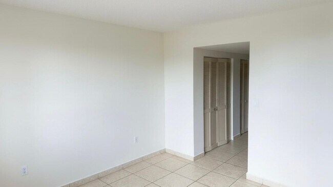 Building Photo - 901 Hillcrest Dr