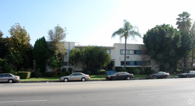 Building Photo - 8832 Van Nuys Blvd