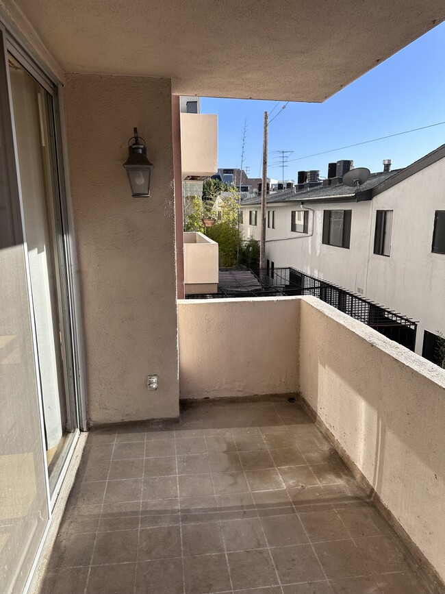 Patio with room for table and chairs - 725 S Barrington Ave