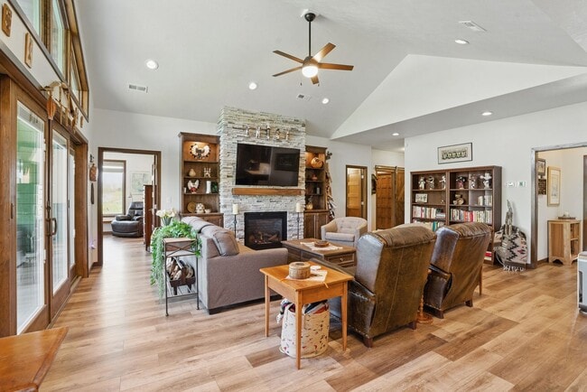 Building Photo - 5700 Island Ct