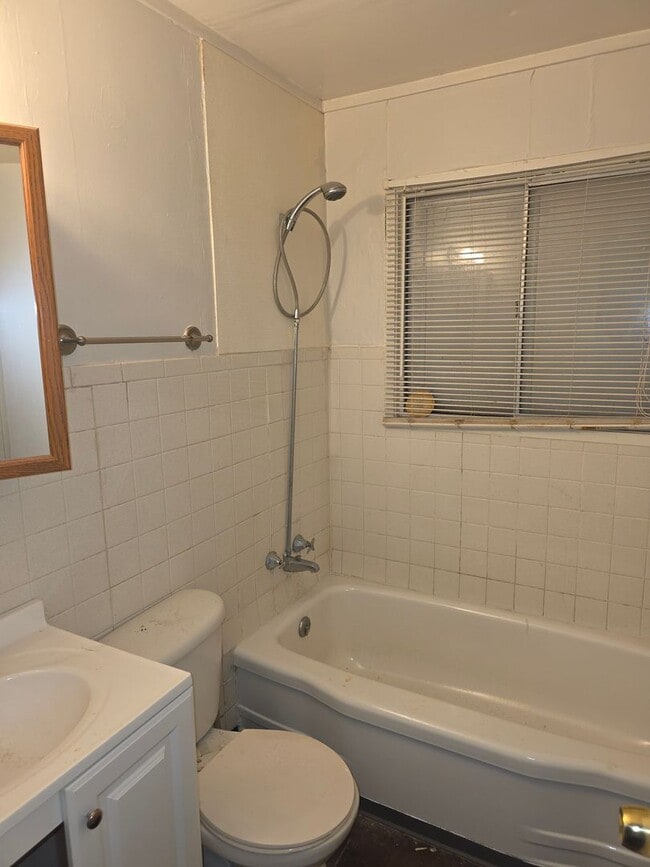 Building Photo - LIMITED TIME**NO APPLICATION FEE**1/2 OFF DEPOSIT**