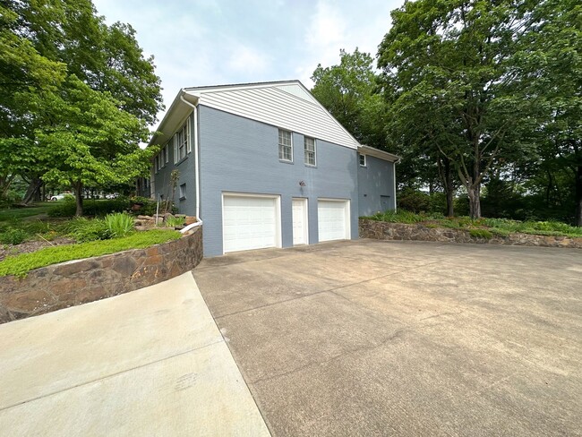 Building Photo - 3 Bedroom House: Walking Distance to Campu...