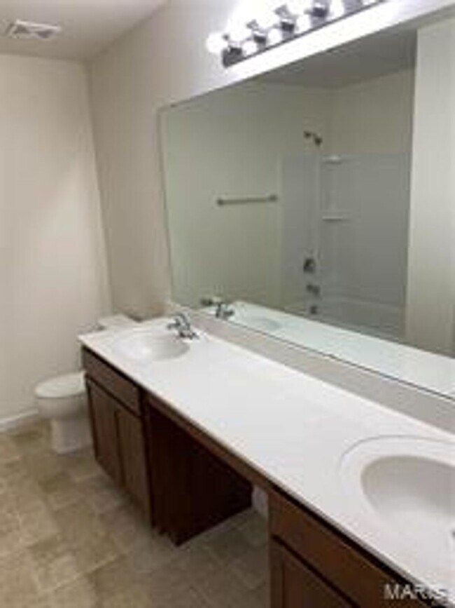 Building Photo - Lovely 4 bedroom, 2.5 bath, 2 car garage