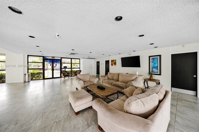 Building Photo - 600 Parkview Dr