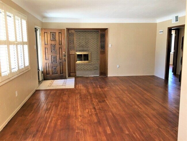Building Photo - 2 Bed 1.5 Bath | Single Story | Nob Hill Location | Pet Allowed with Restrictions | Large Backyard