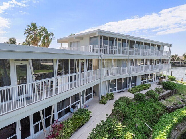 Building Photo - 1221 Hillsboro Mile