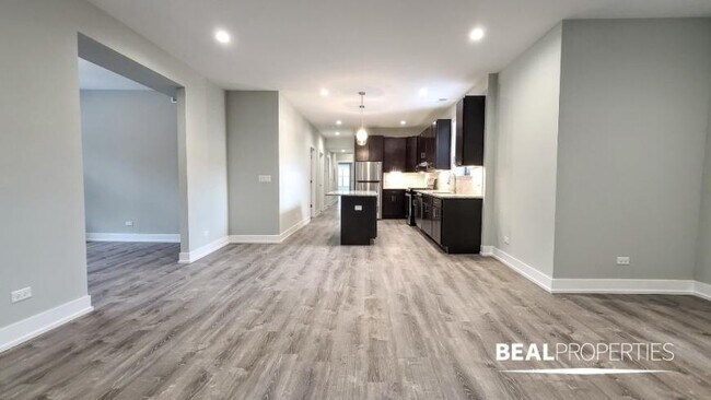 Building Photo - 3 bedroom in EVANSTON IL 60202