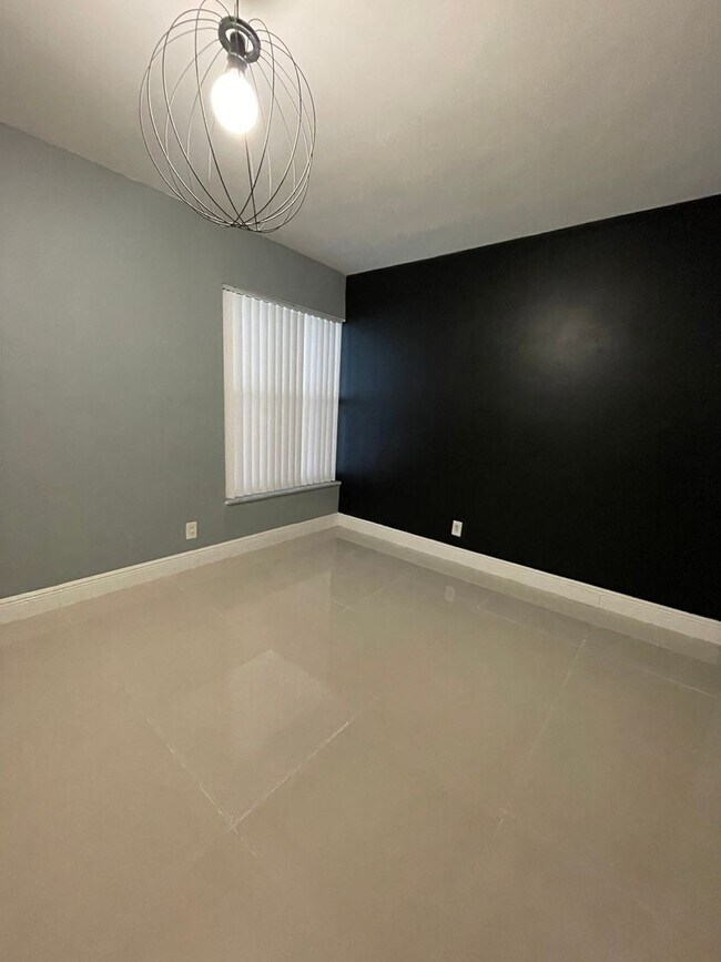 Building Photo - Charming Apartment in Fort Lauderdale