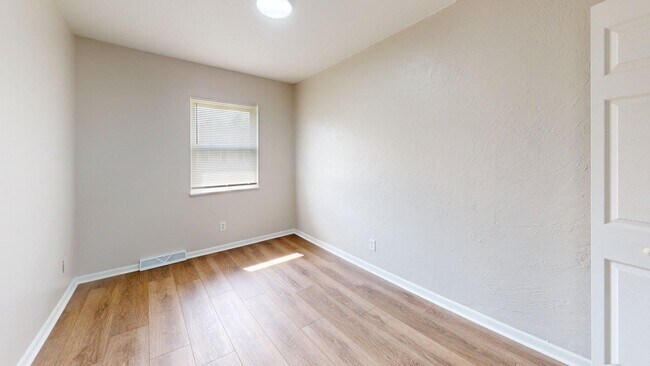 Building Photo - Elyria - updated 3 bed/1 bath townhouse fo...