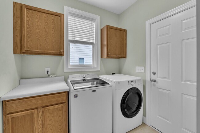 Building Photo - 3 Bedroom Home in Austin Creek! 2 Car Gara...