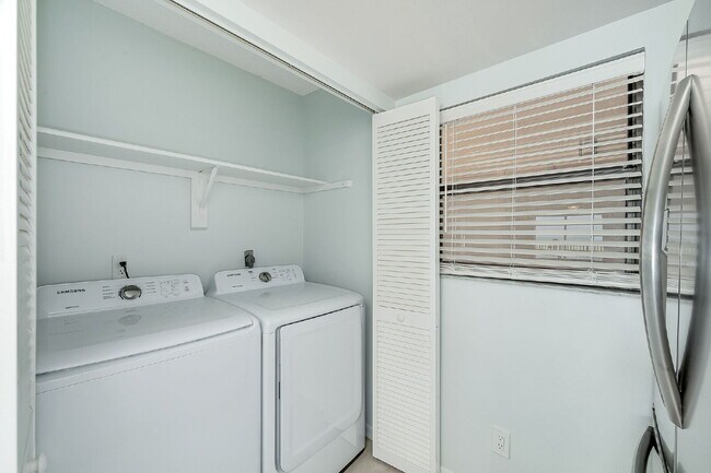 Building Photo - 1/1 Oceanfront condo with resort-like amenities!