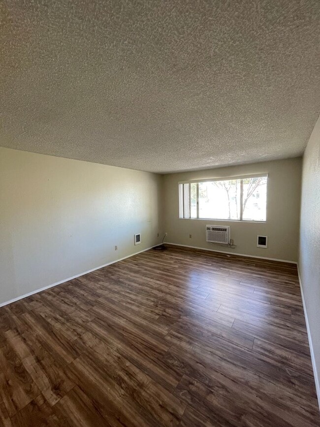 Building Photo - Hard to find 2 bdrm, 1.5 bath unit with wa...