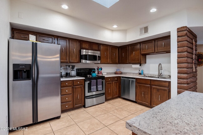 Building Photo - 1341 E Ellis Dr