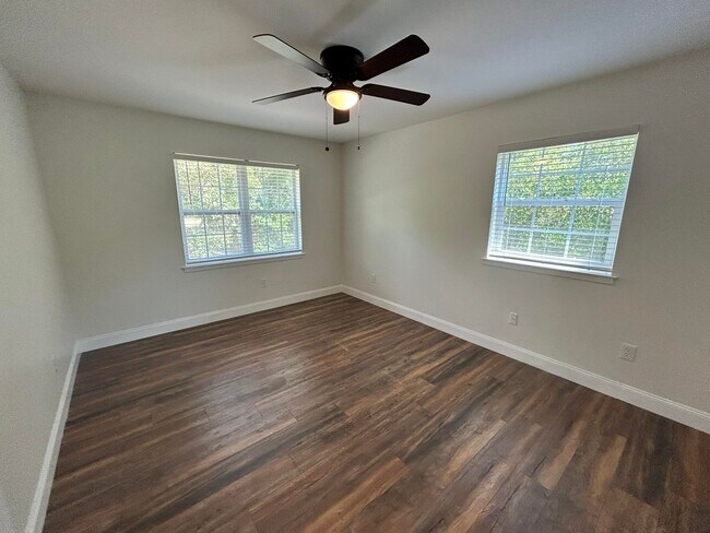 Building Photo - 115 Country Club Dr
