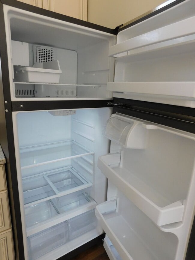 Building Photo - 240 Alexander Wy S