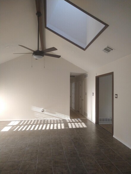 Building Photo - 2100 Arlena Dr