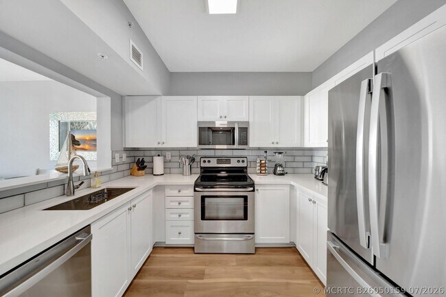 Building Photo - 3020 NE 32nd Ave