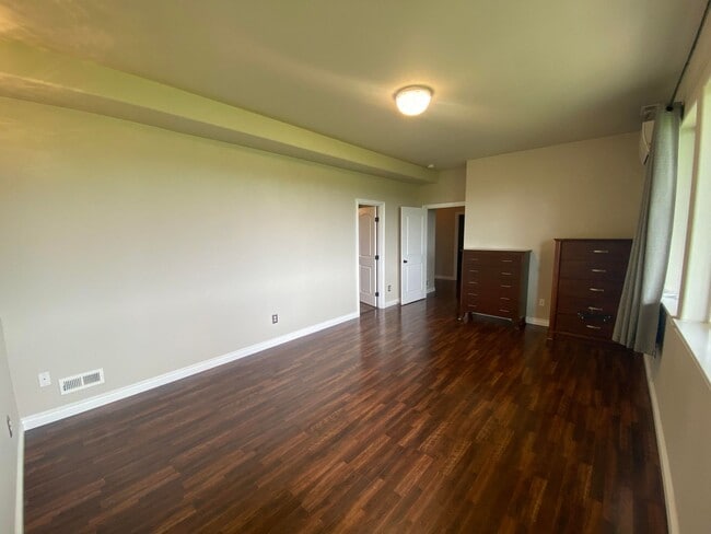 Building Photo - Meticulously well kept 3 bed, 3.5 bath Gov...