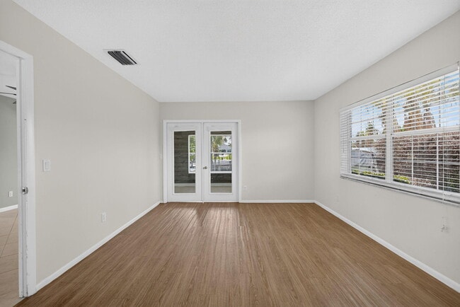Building Photo - 416 SE Naranja Ave