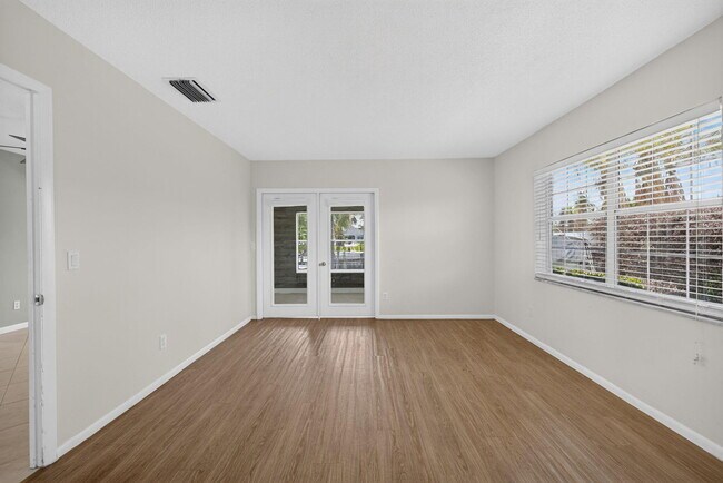 Building Photo - 416 SE Naranja Ave