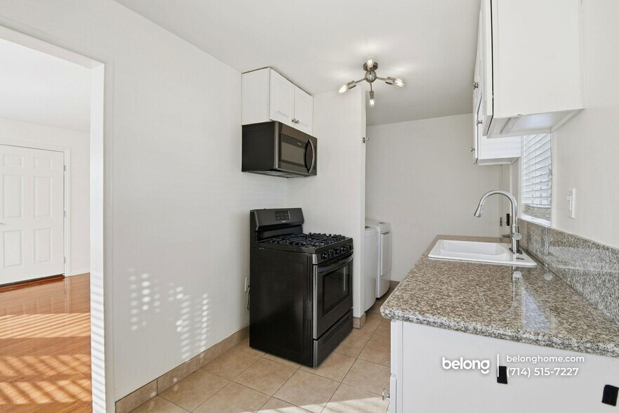 Building Photo - 185 N Batavia St