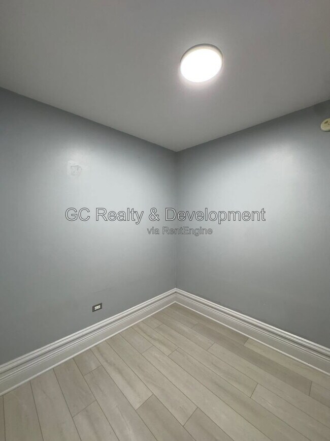 Building Photo - 2307 S Leavitt St