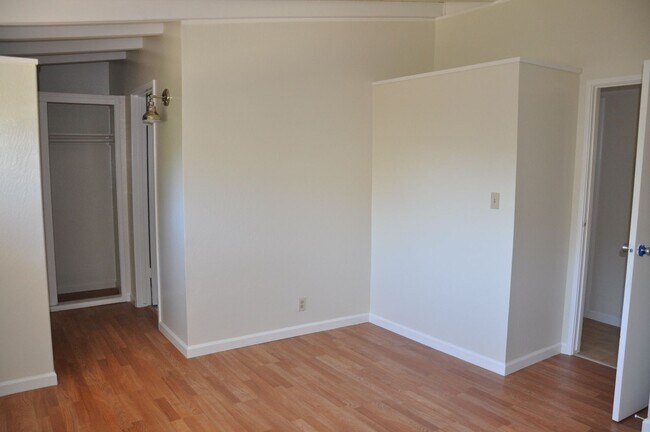 Building Photo - 1218 Sandia Ave