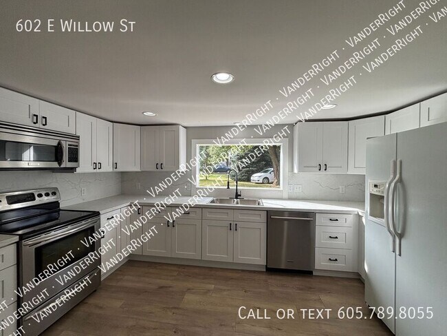 Building Photo - 602 E Willow St