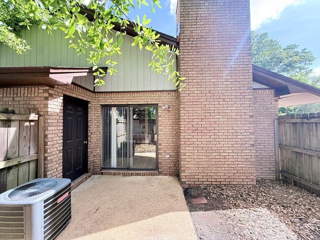 Building Photo - 2-Bedroom Quadplex