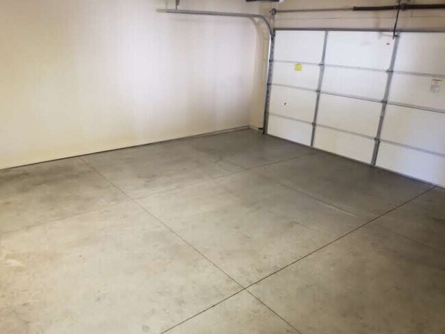 Building Photo - Beautiful, Pet Friendly, Multi-level, 2110 sqft, Luxury Townhouse w/A/C! 3 Bed, 2.5 Bath, + Loft ...