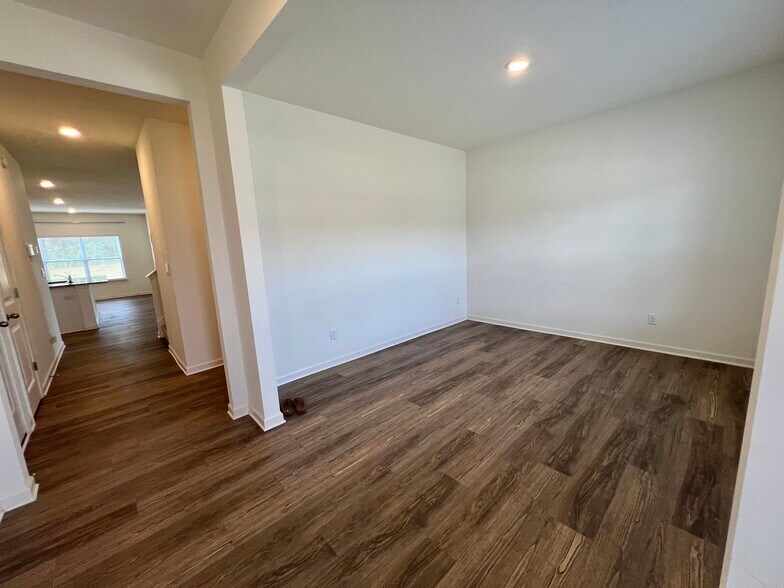 Building Photo - 2427 Hyacinth Ln