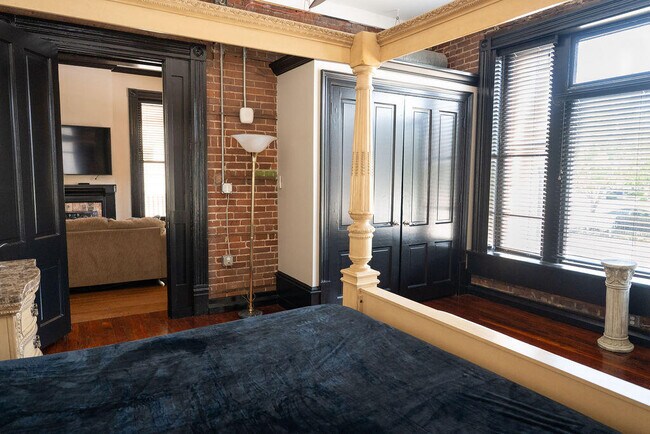 Building Photo - 275 S Limestone