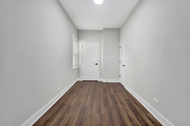 Building Photo - 3040 W Medill Ave